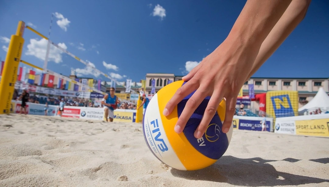 partita di beach vollei in corso, giornata soleggiata